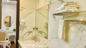 Douche, sĂšche-cheveux, chaussons, serviettes fournies