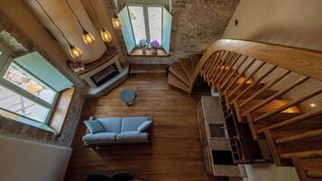 Familien-Vierbettzimmer, Stadtblick | Wohnbereich | Smart-TV