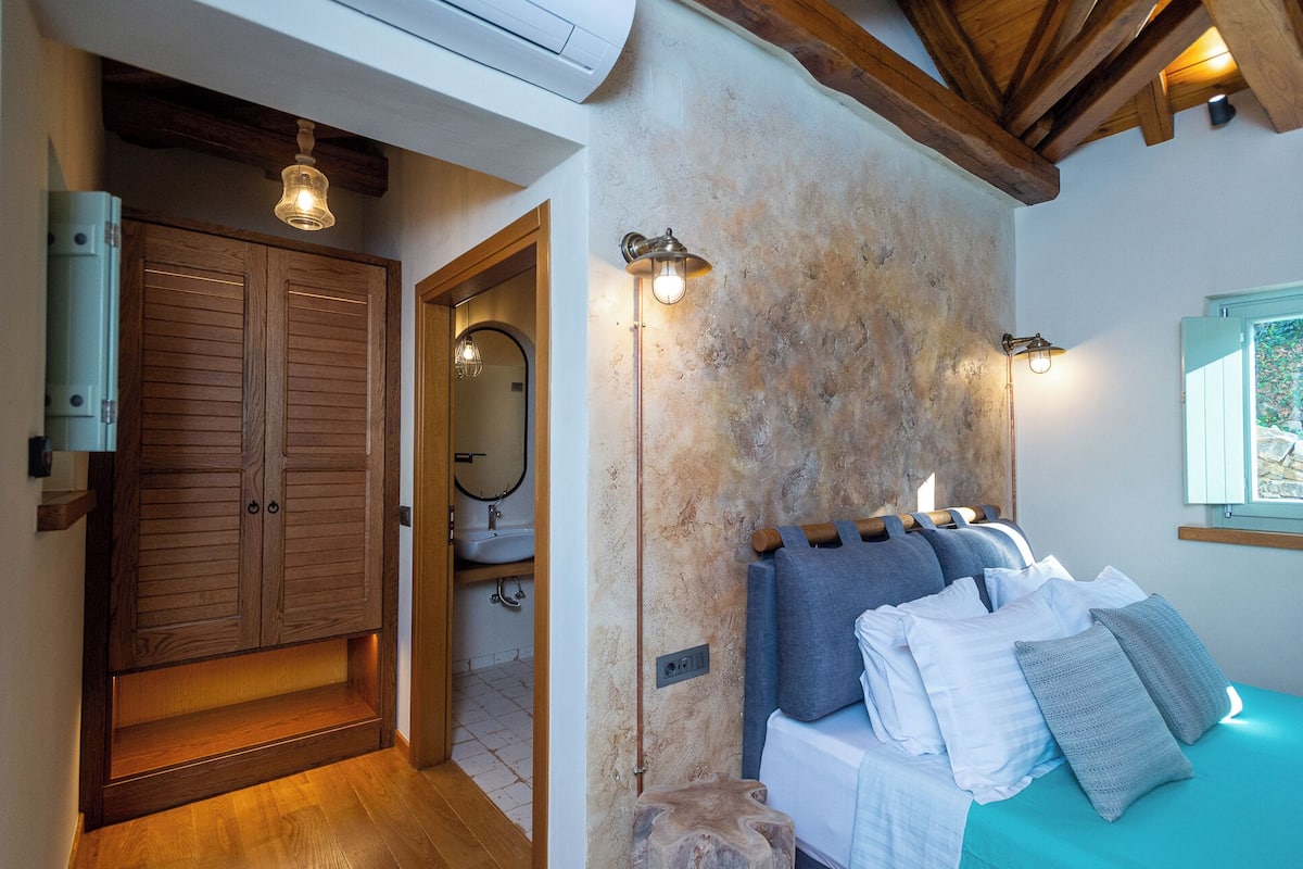 Junior Studio Suite, Courtyard View | Minibar, in-room safe, soundproofing, free WiFi