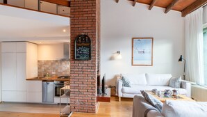 Eine moderne Wohnung mit Küche, Essbereich und Wohnzimmer.