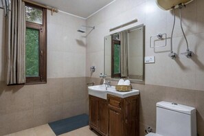 Shower, towels, soap, toilet paper - The Bear Creek Luxury 2BHK Cottage at Mall Road Manali (Manali)