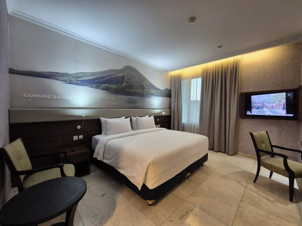 Dobbeltrom – standard | Skrivebord, skrivebord for bærbar PC, blendingsgardiner og lydisolert