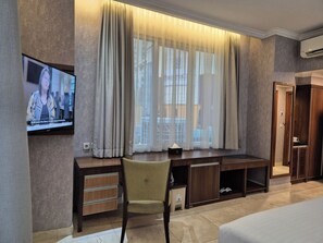 Standard Double Room | Desk, laptop workspace, blackout curtains, soundproofing - GiiA Maluku Hotel (Jakarta)