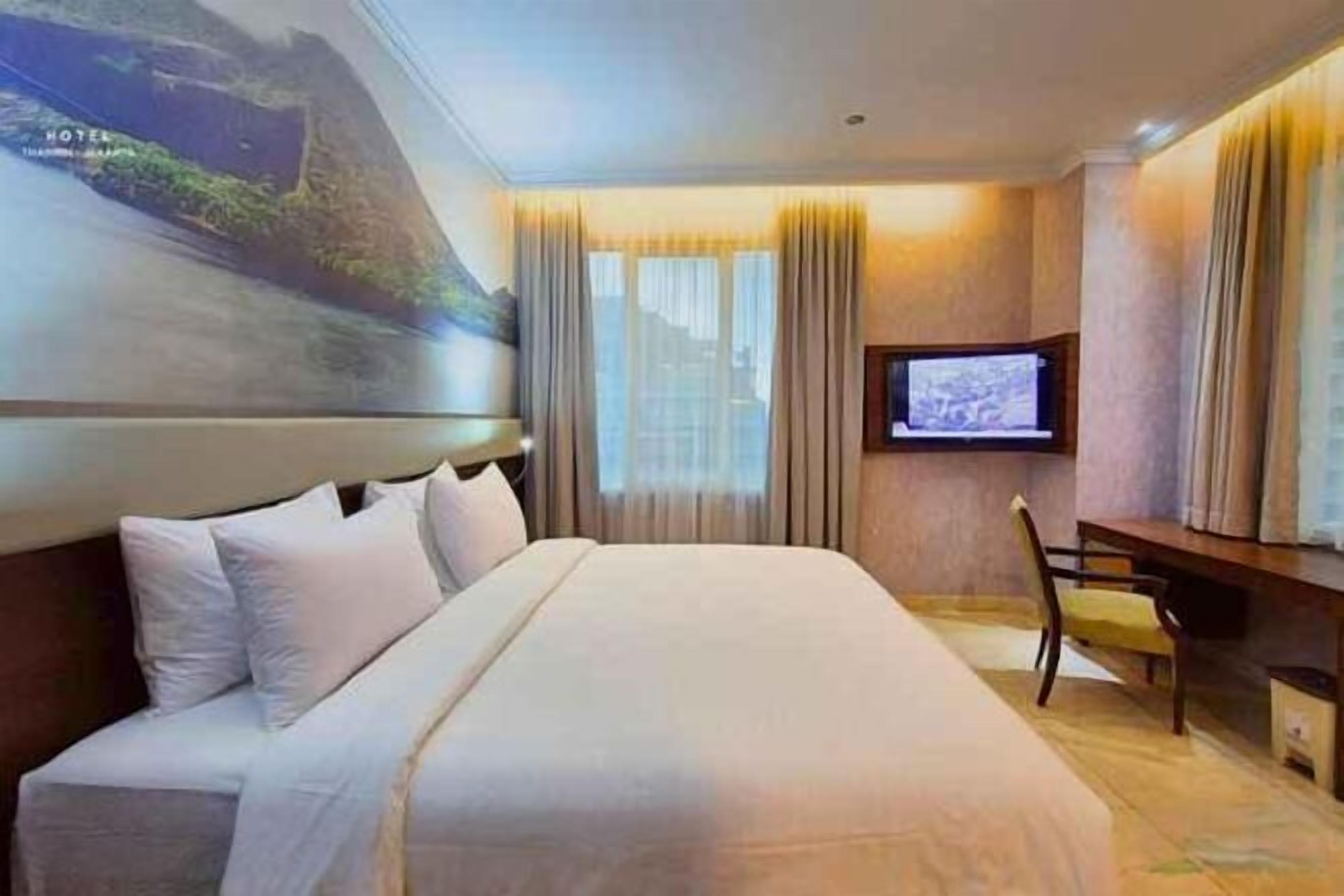 Escritorio, espacio para trabajar con laptop y cortinas blackout 