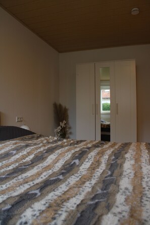 1 dormitorio, cuna de viaje, wifi gratis y ropa de cama