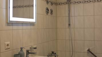 Haartrockner, Handtücher, Seife, Shampoo