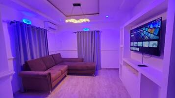 Luxe appartement, balkon, uitzicht op de stad | Woonruimte