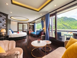Presidential Suite with Balcony and Bathtub - Starlink Network Access | Premium bedding, desk, laptop workspace, soundproofing