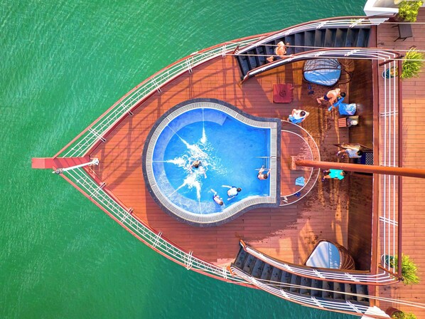 Outdoor pool - Le Journey Elegance Cruise on Lan Ha Bay (Ha Long)