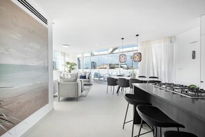 Penthouse Luxe | Coin séjour | TV connectée de 65 pouces avec chaînes par câble, cheminée, Netflix