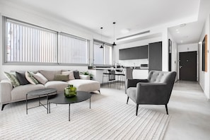 Appartement Luxe, 2 chambres, balcon | Coin séjour | TV connectée de 65 pouces avec chaînes par câble, cheminée, Netflix