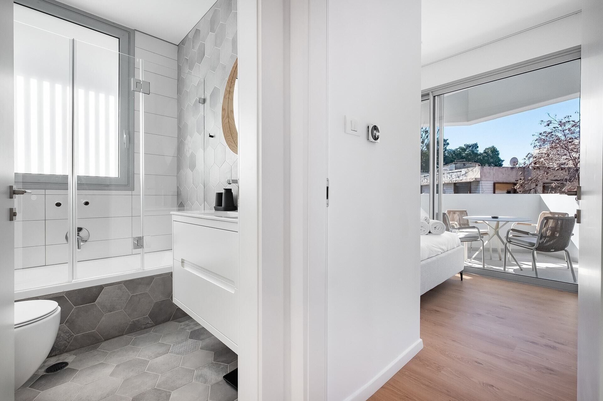 Apartamento, 3 quartos, sacada | Banheiro | Chuveiro com efeito de chuva, produtos de toalete de grife