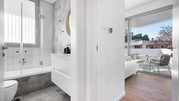 Apartamento, 3 quartos, sacada | Banheiro | Chuveiro com efeito de chuva, produtos de toalete de grife