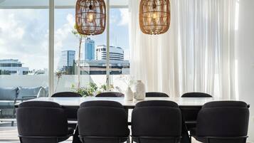 Luksus-loftsleilighet | Oppholdsområde | En 65-tommers smart-TV med kabel-kanaler samt peis og Netflix