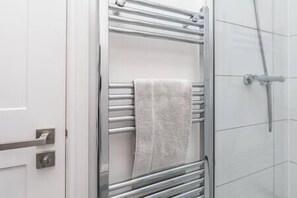 Shower - Bright & Airy Flat in Oakwood (Leeds)