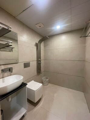 Shower, towels, soap, shampoo - HOTEL COSMOS (Bhubaneshwar)