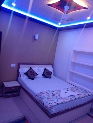 Normal Room | Free WiFi - Rudra Guest House (Varanasi)