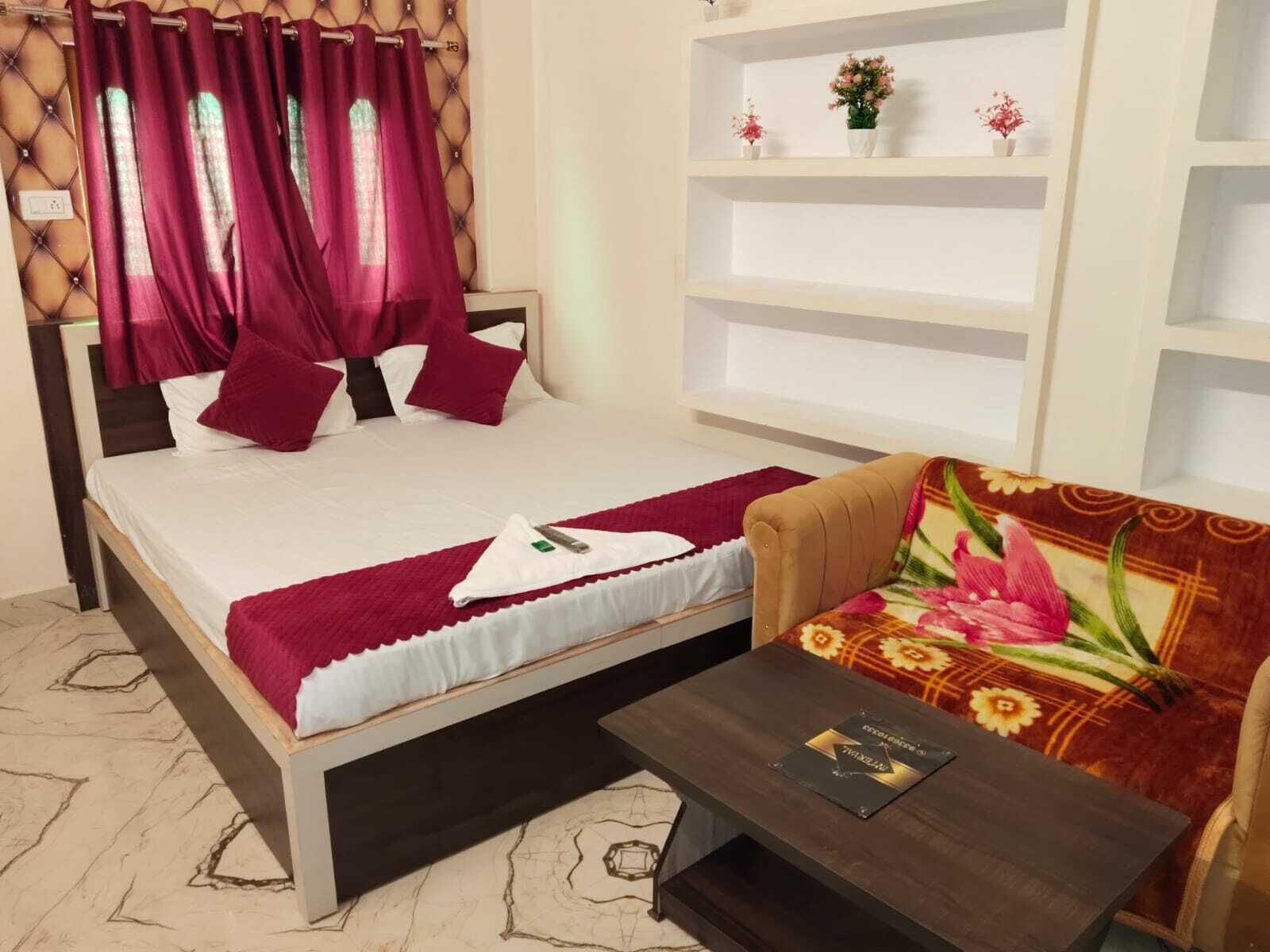 Ein ordentlich eingerichtetes Schlafzimmer mit einem Bett, einem Nachttisch und einem Sessel.