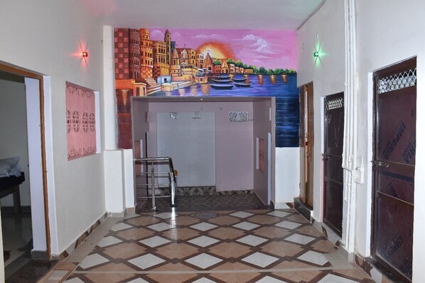 Lobby sitting area - Rudra Guest House (Varanasi)