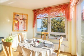 Dining - Villa Meeresrauschen 22 - stylish domicile with fantastic sea views (Heringsdorf (Seebad))