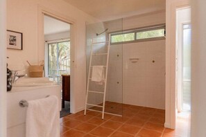 淋浴设施、吹风机、毛巾