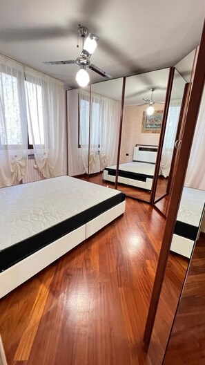 2 bedrooms, down comforters, iron/ironing board, free WiFi - Foxes House (Senago)