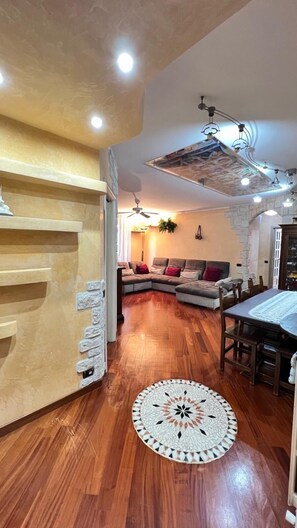 تلفزيون بشاشة مسطحة بحجم 32-بوصة يعرض قنوات تلفزيونية رقمية