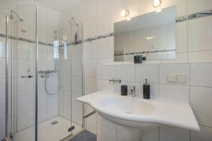 Dusche, Haartrockner, Handtücher