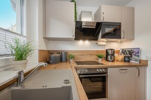 Kjøleskap, mikrobølgeovn, ovn og kokeplater