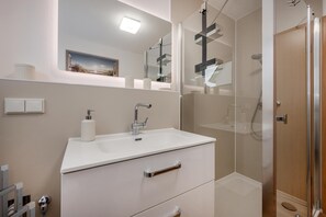 Ducha, secador de pelo, toallas
