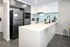 Frigorífico, microondas, horno y placa de cocina