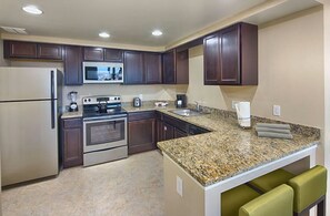 Een microgolfoven, een oven, een kookplaat, een vaatwasser