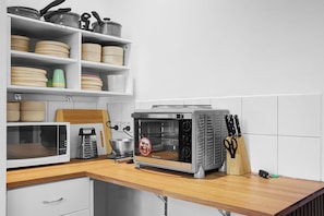 Refrigerador con congelador, microondas y utensilios de cocina
