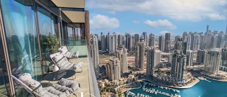 شقة - بشرفة - منظر لحوض السفن | شرفة