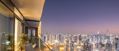 شقة - بشرفة - منظر لحوض السفن | شرفة