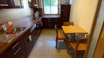 Mikrowelle, Ofen, Herdplatte, Kochgeschirr/Geschirr/Besteck