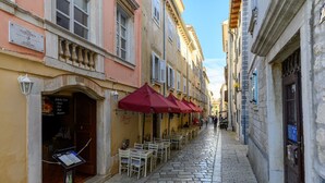 Outdoor dining - Rooms Porto III in Poreč, Istria (Porec)