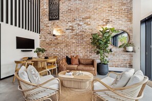 Smart TV, stereo - Catalyst Retreat – Accessible, Stylish Holiday Stay (COFFS HARBOUR)