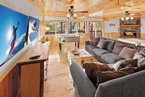 Fernseher, Kamin, Tischfußball, Tischtennisplatte