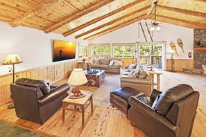 Fernseher, Kamin, Tischfußball, Tischtennisplatte
