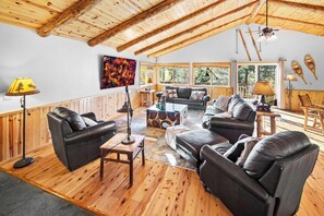 Fernseher, Kamin, Tischfußball, Tischtennisplatte