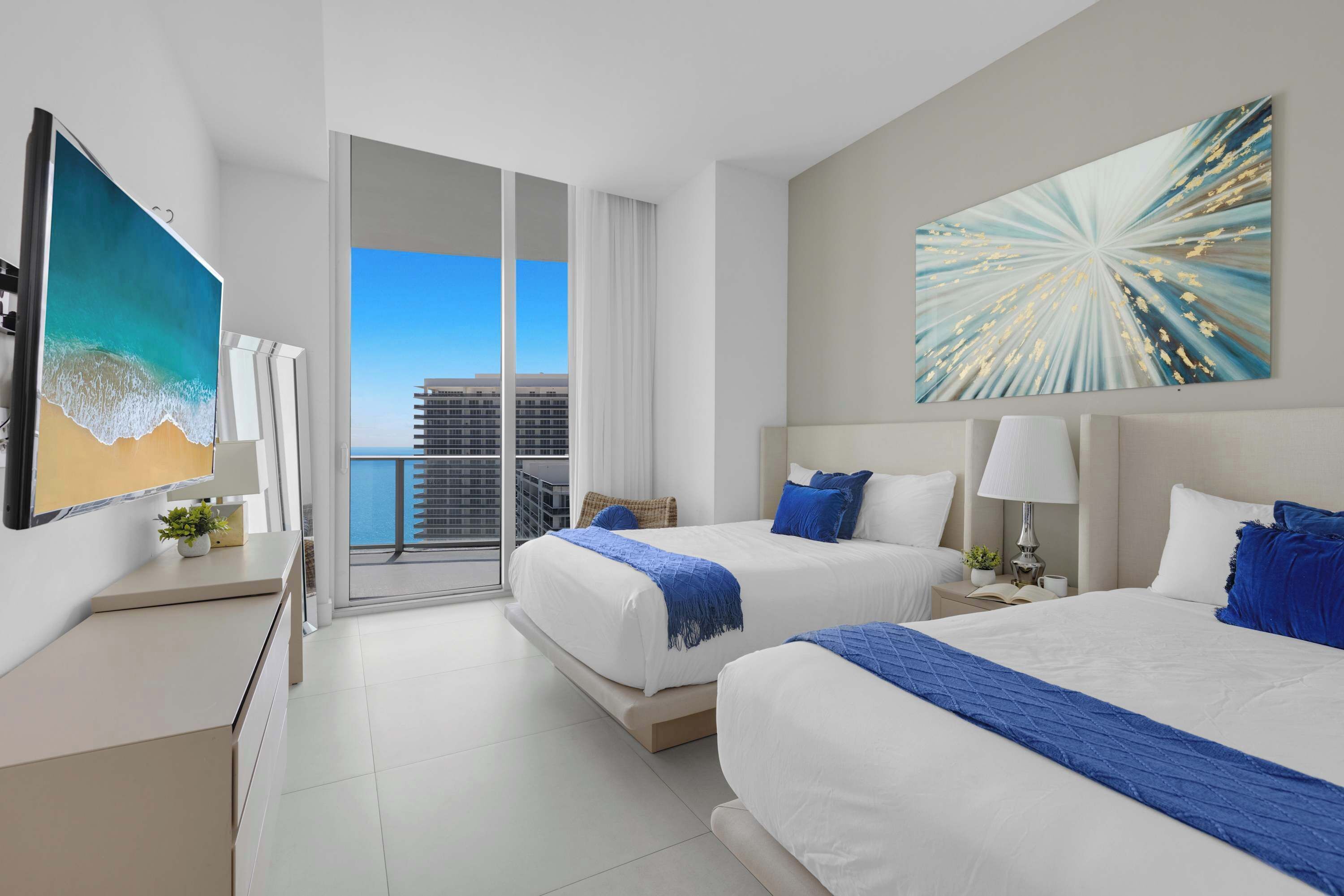 2 quartos, escrivaninha, ferros/tábuas de passar roupa, berço de viagem