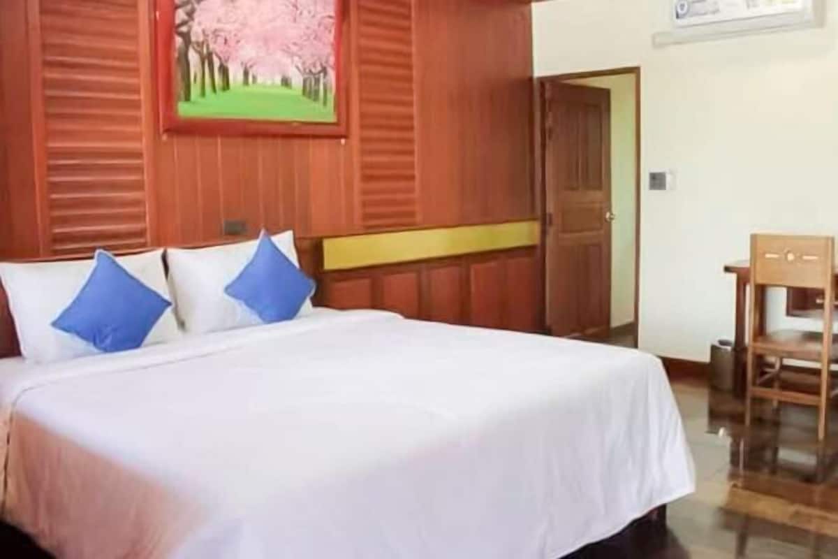 Minibar, tabla de planchar con plancha y ropa de cama 