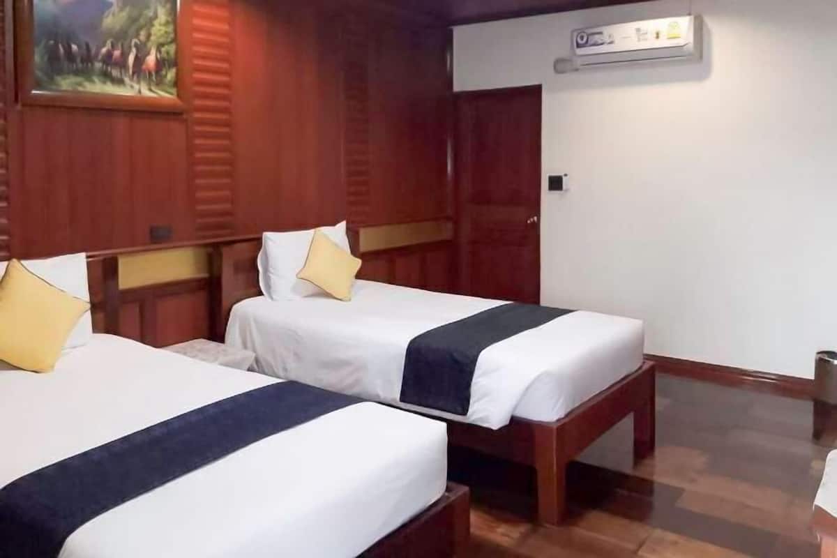 Minibar, tabla de planchar con plancha y ropa de cama 