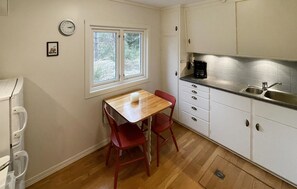 Fridge, microwave, oven, stovetop - 2 bedroom stunning home in Kristiansand (Kristiansand)