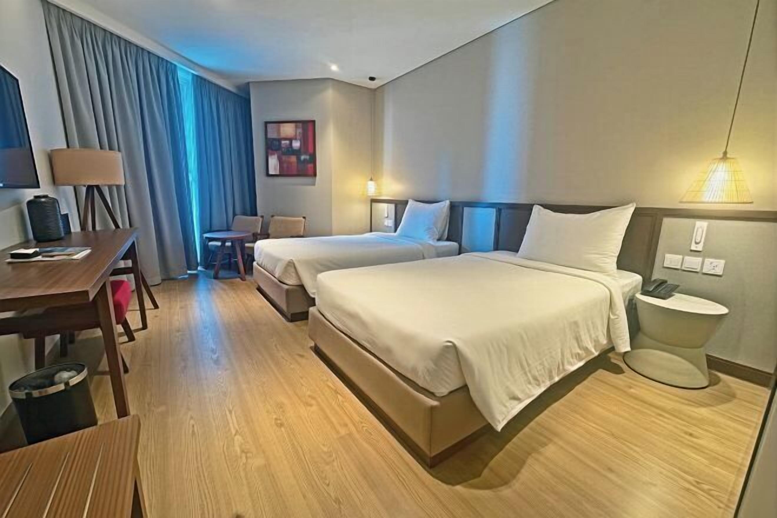 Nệm cao su hoạt tính (memory foam), minibar, bàn 