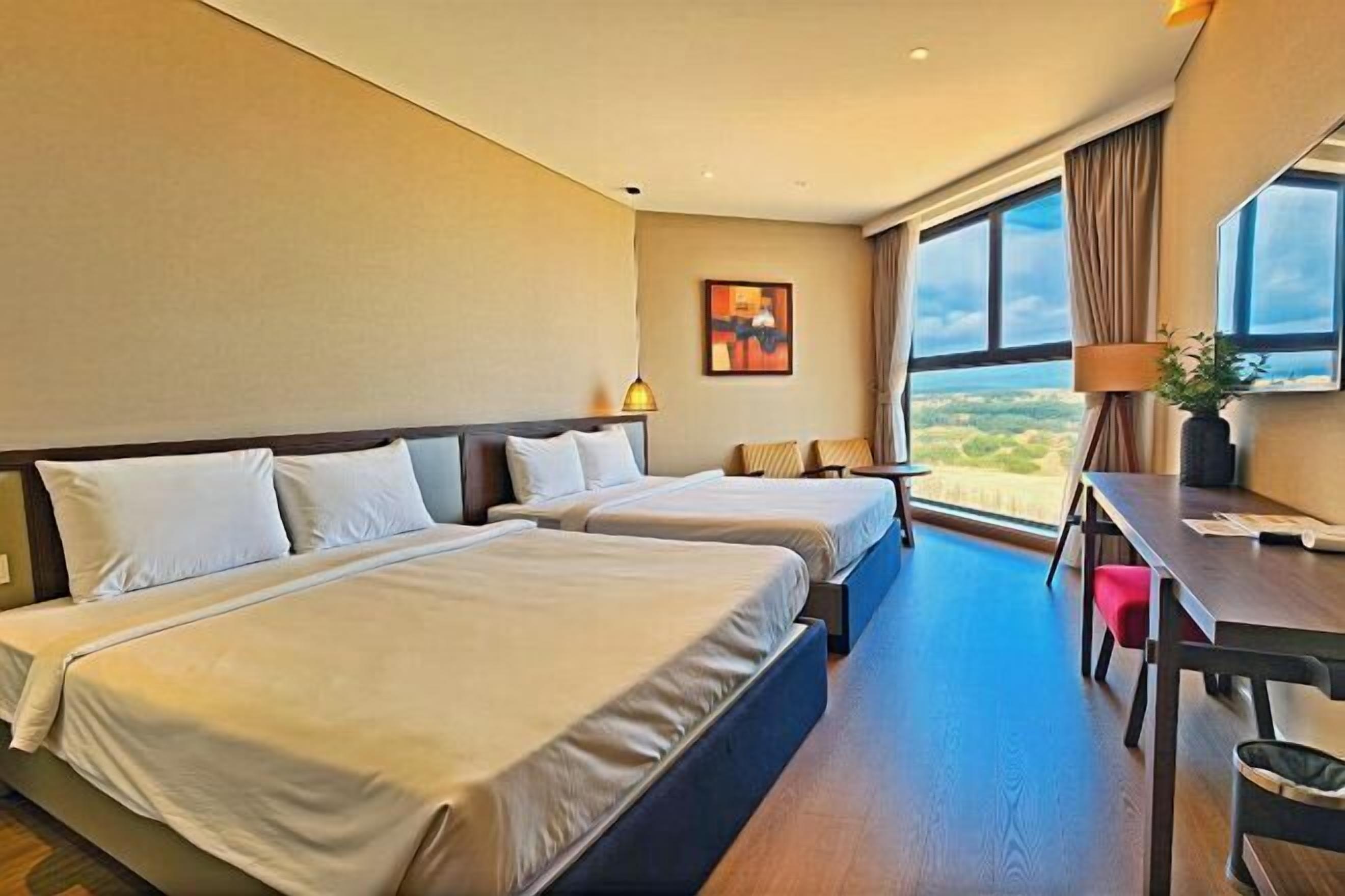 Nệm cao su hoạt tính (memory foam), minibar, bàn 