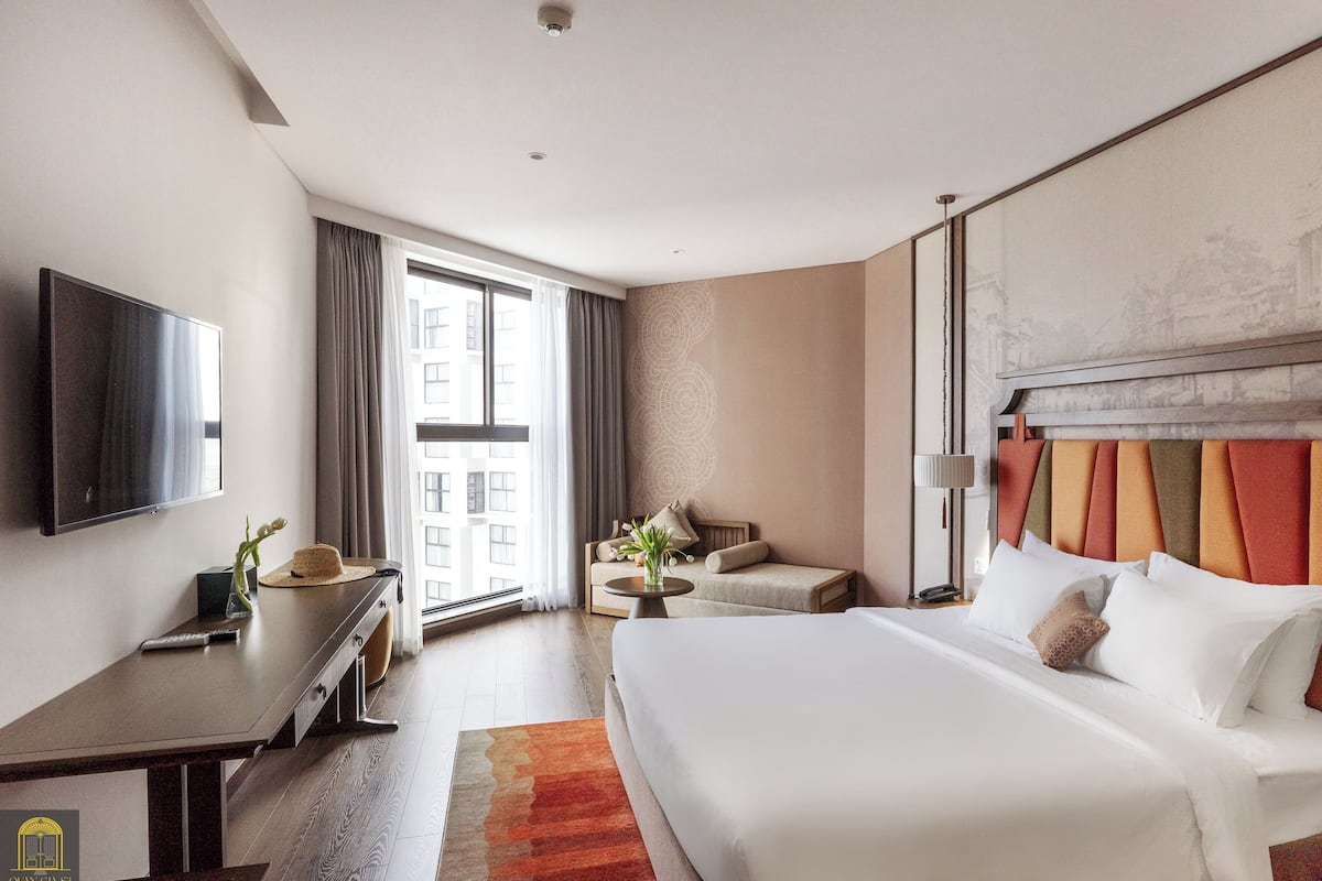 Deluxe Studio, Pool View | Memory foam beds, minibar, desk, laptop workspace
