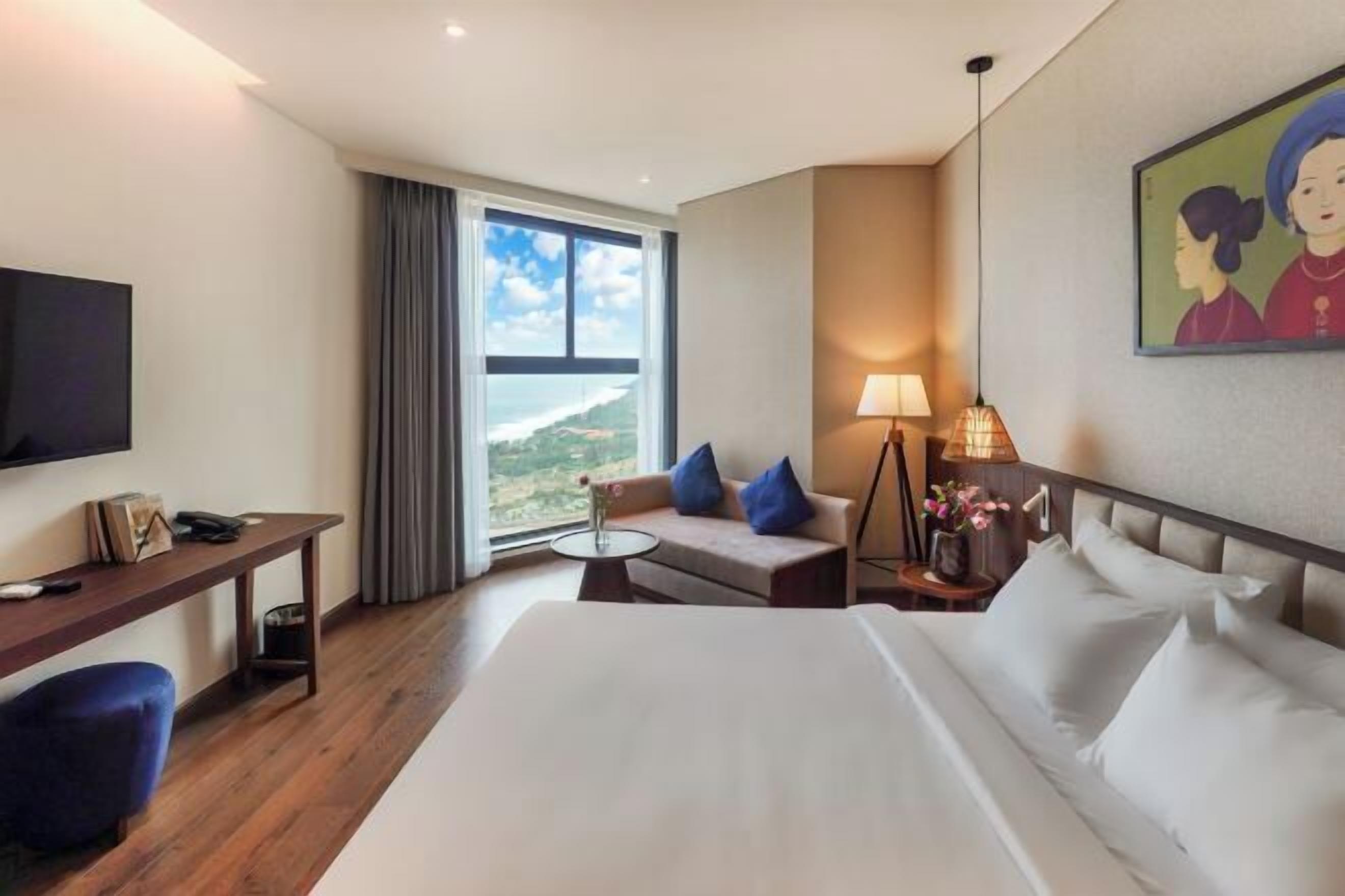 Nệm cao su hoạt tính (memory foam), minibar, bàn 