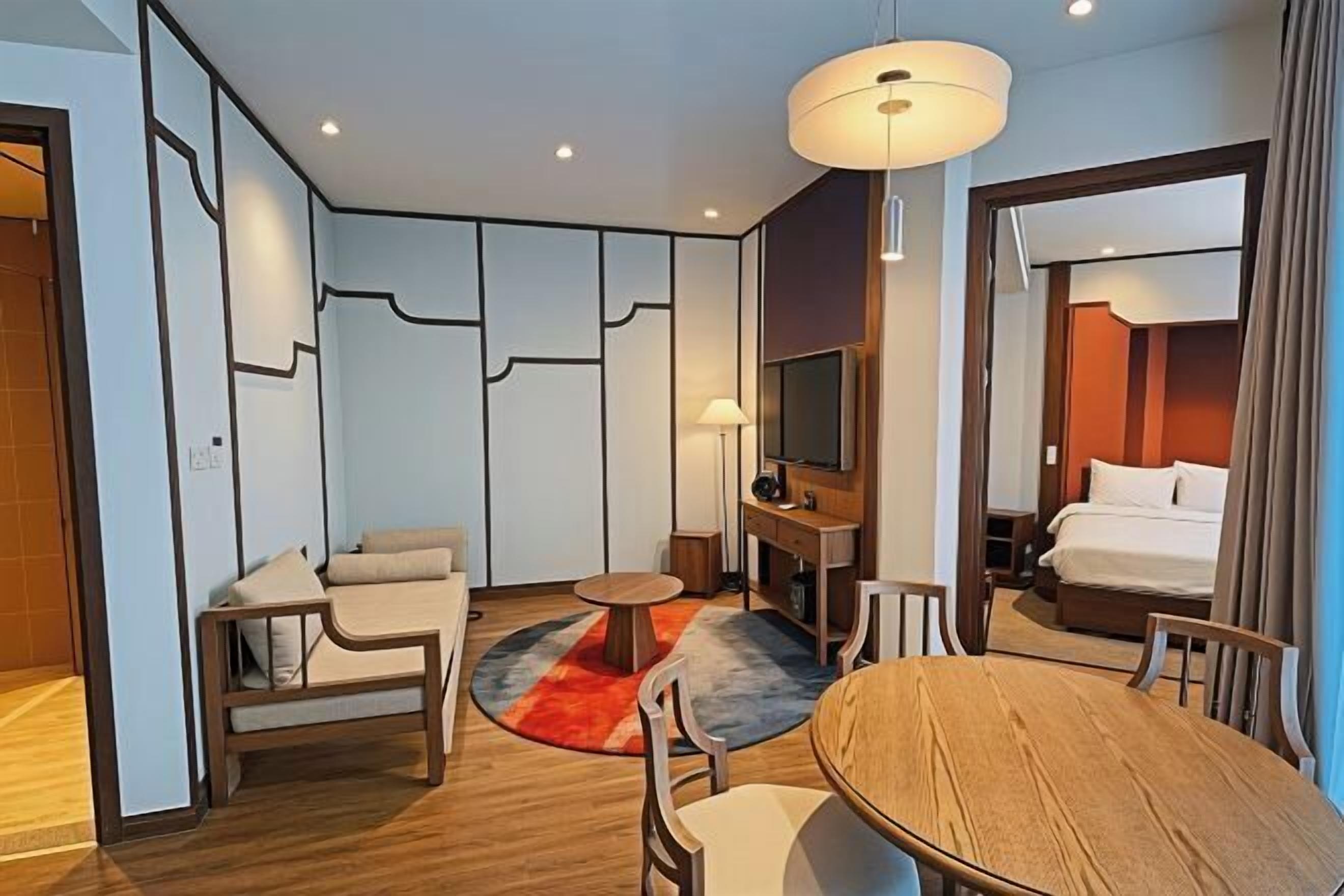 Nệm cao su hoạt tính (memory foam), minibar, bàn 